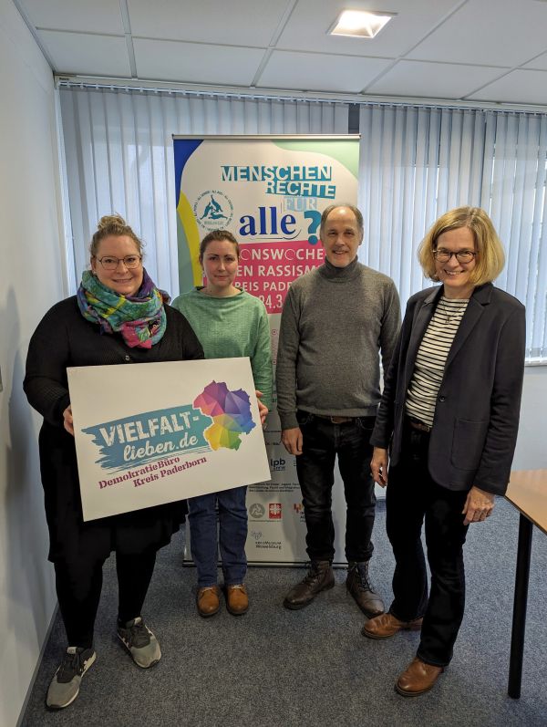 Foto (v.l.n.r.): Vom DemokratieBüro Kreis Paderborn „Vielfalt lieben“ Victoria Evers (Projektkoordinatorin Bundesprogramm „Demokratie leben!“ im Kreis Paderborn), Dina Peppmöller (Regionalkoordination Kreis Paderborn  „Schule ohne Rassismus – Schule mit Courage“), Volker Kohlschmidt (Projektkoordination NRWeltoffen) und Kirsten John-Stucke (Leitung Kreismuseum Wewelsburg)